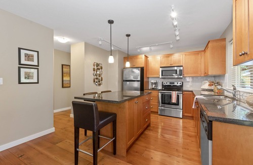 Lindell Beach Cabina | Cozy cottage w/ resort style living near Cultus Lake, perfect for a family stay!