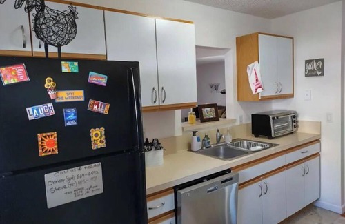 Largo Casa | Cozy Cottage w/ Sunporch & Pool, 8 miles to Indian Rocks Beach.