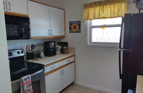 Largo Casa | Cozy Cottage w/ Sunporch & Pool, 8 miles to Indian Rocks Beach.