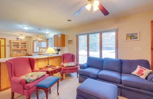 Higgins Lake Cabaña | Cozy Cottage w/ Sunroom - Walk to Higgins Lake!