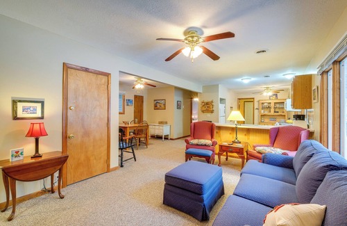 Higgins Lake Cabaña | Cozy Cottage w/ Sunroom - Walk to Higgins Lake!