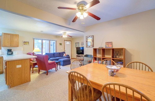 Higgins Lake Cabaña | Cozy Cottage w/ Sunroom - Walk to Higgins Lake!