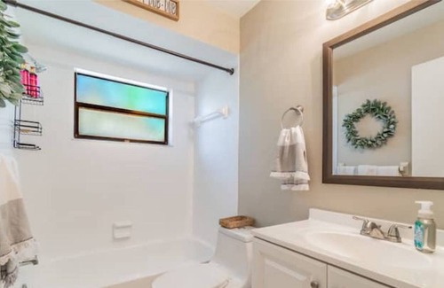 New Port Richey Casa | Cozy Cottage W/2 Primary Bedroom