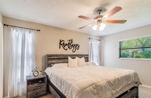 New Port Richey Casa | Cozy Cottage W/2 Primary Bedroom
