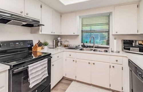 New Port Richey Casa | Cozy Cottage W/2 Primary Bedroom
