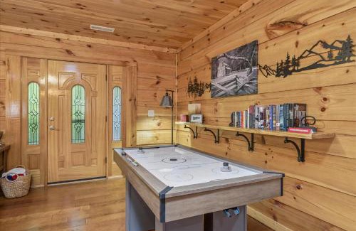 Gatlinburg - Pigeon Forge Casa | Cozy Cottage Wev Charger, Firepit & Bed Swing