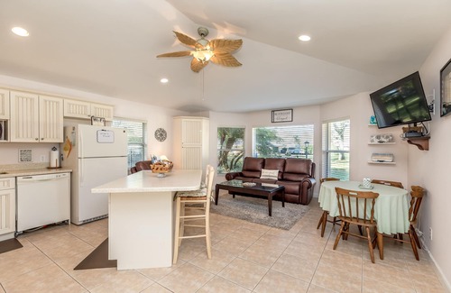 Vero Beach Casa | 'Another Day In Paradise' Cozy, peaceful winter getaway cottage 2BR/1BA, Dogs OK
