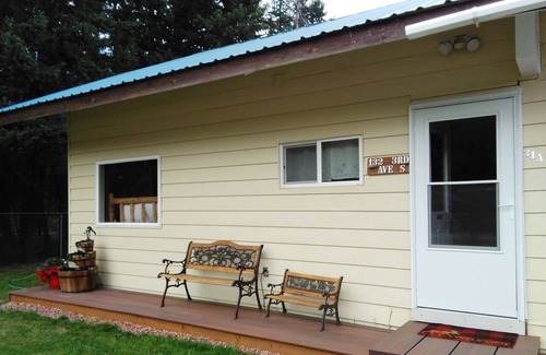 Whitefish Cabaña | Cozy Cottage with Rustic Charm