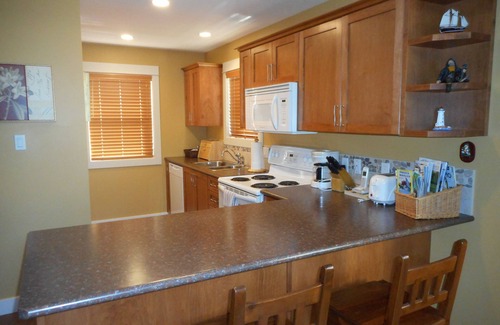 Regional District of Nanaimo Cabaña | Cozy Cottage with deck & BBQ, short walk Rathtrevor Beach.