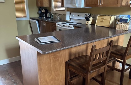 Regional District of Nanaimo Cabaña | Cozy Cottage with deck & BBQ, short walk Rathtrevor Beach.