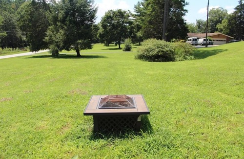 Chickamauga Casa | Cozy Cottage with Fire Pit - Family & Pet friendly - Near Downtown Chickamauga