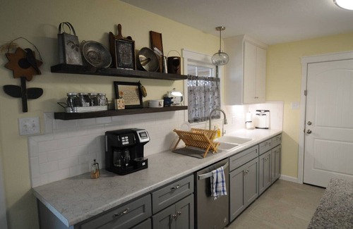Kingsville Casa | Cozy Cottage with Mid-Century Charm