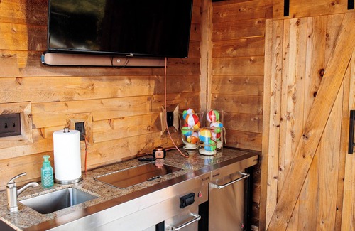 Tunnel Hill Casa | Cozy cottage with pool, hot tub, WiFi, & AC on a peaceful farm in Tunnel Hill