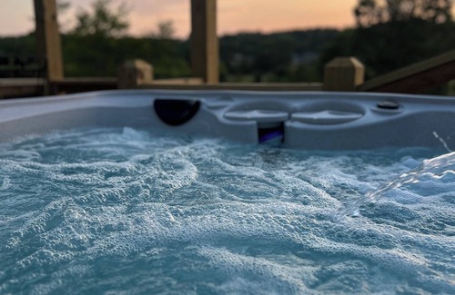 Tunnel Hill Casa | Cozy cottage with pool, hot tub, WiFi, & AC on a peaceful farm in Tunnel Hill