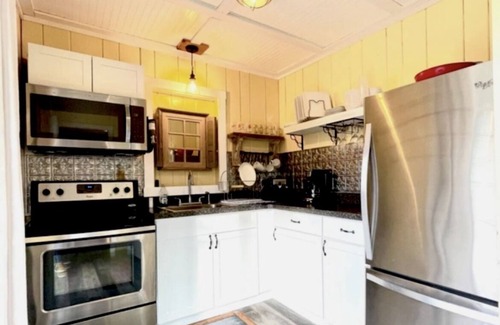 Lake George Cabaña | Cozy Cottage with Pool / Hot Tub! Room to park boat