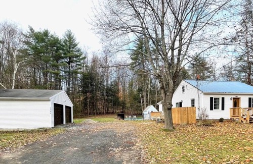 Lake George Cabaña | Cozy Cottage with Pool / Hot Tub! Room to park boat