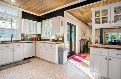Morgan Chalet De Esquí | Cozy cottage with rooftop deck, fire pit, hot tub & community boat dock and cove