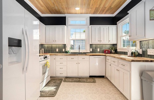 Morgan Chalet De Esquí | Cozy cottage with rooftop deck, fire pit, hot tub & community boat dock and cove