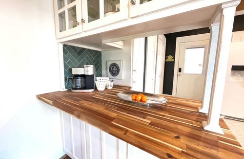 Morgan Chalet De Esquí | Cozy cottage with rooftop deck, fire pit, hot tub & community boat dock and cove