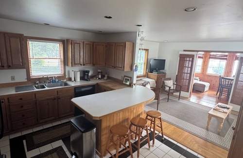 Poplar Ridge Cabaña | Cozy Cottage with Private Dock