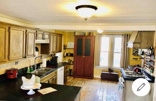 Chazy Casa | Cozy Cottage with walking access to Lake