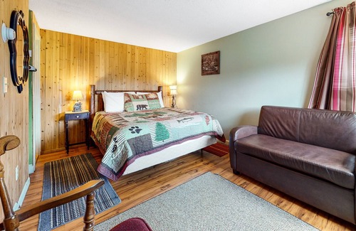 Thornton Cabina | Cozy cottage with WiFi, kitchenette, pool & peaceful acreage