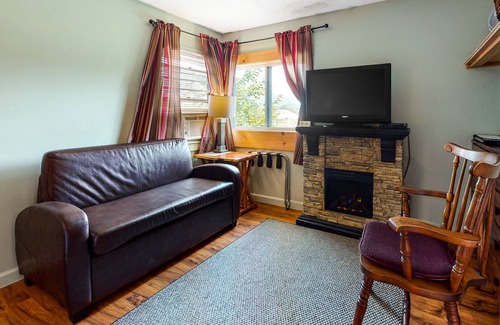 Thornton Cabina | Cozy cottage with WiFi, kitchenette, pool & peaceful acreage