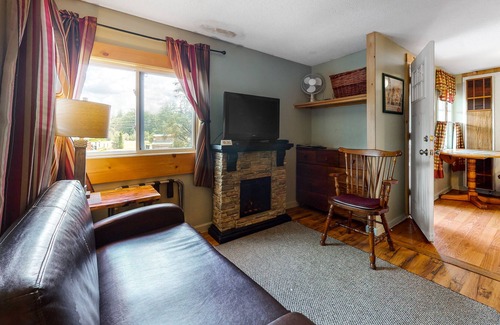Thornton Cabina | Cozy cottage with WiFi, kitchenette, pool & peaceful acreage