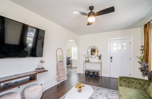 Wichita Cabaña | Cozy Cottage within minutes of the airport, Zoo, and restaurants.
