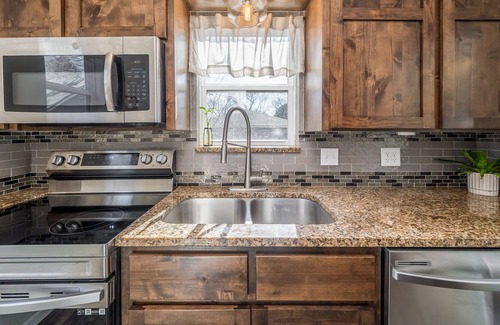 Wichita Cabaña | Cozy Cottage within minutes of the airport, Zoo, and restaurants.