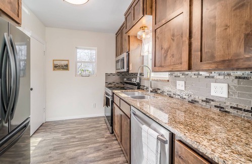 Wichita Cabaña | Cozy Cottage within minutes of the airport, Zoo, and restaurants.