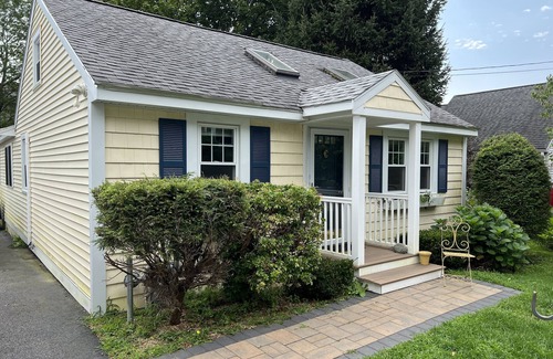 Hampton Casa | Cozy Cottage Within Walking Distance to Beach