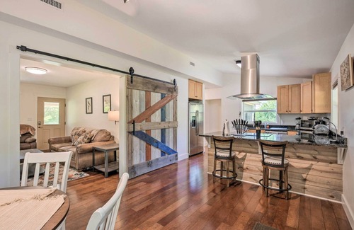 Central Cabaña | Cozy Cottage: Yard + Deck, Walk to Downtown!