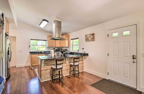 Central Cabaña | Cozy Cottage: Yard + Deck, Walk to Downtown!