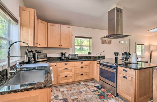 Central Cabaña | Cozy Cottage: Yard + Deck, Walk to Downtown!