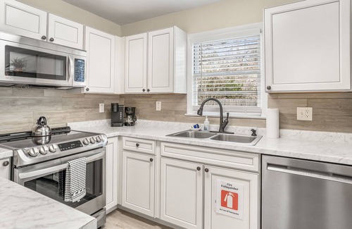 Beaufort Casa | Cozy Cottage + Yard, Near Downtown, Parks & Trails, 15 min to Parris Island