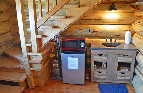 Marble Falls Cabina | Eficiencia Log Cabin loft dormitorio-king cama / baño. Planta baja-living / comedor