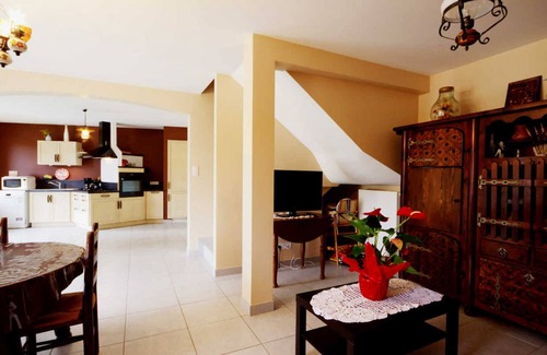 Saint-Nizier-de-Fornas Cabaña | Casa rústica de 143m² con jardín en Monts du Forez, ideal para familias y grupos, cerca de Saint-Etienne
