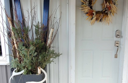 Rocky Mountain House Cabina | Cozy Country Escape: Pet-Friendly Cabin with Ski & Snowshoe Trails