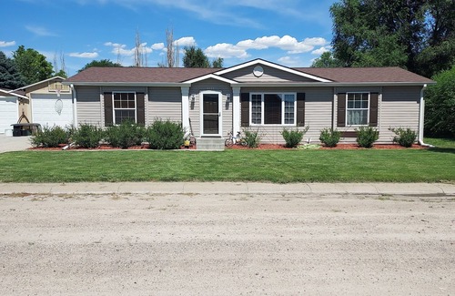 Scottsbluff Casa | Cozy country 3 bedroom 2 full baths fenced back yard animals welcome