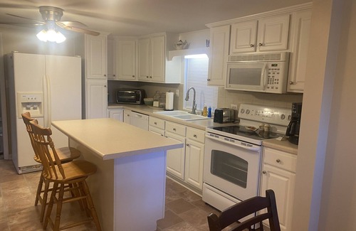 Reidsville Casa | Cozy Country Bungalow, Rocking chair front porch. 20 miles to Danville VA Casino