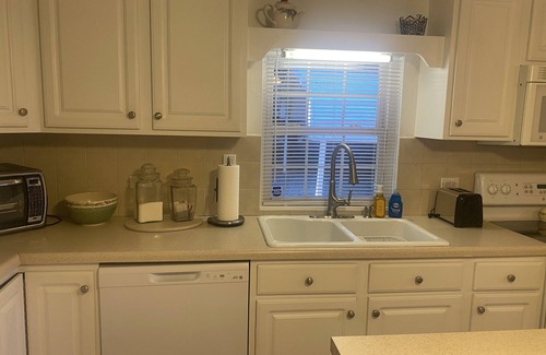 Reidsville Casa | Cozy Country Bungalow, Rocking chair front porch. 20 miles to Danville VA Casino