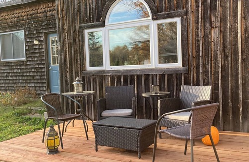 North Dundas Casa | Cozy Country Bungalow
