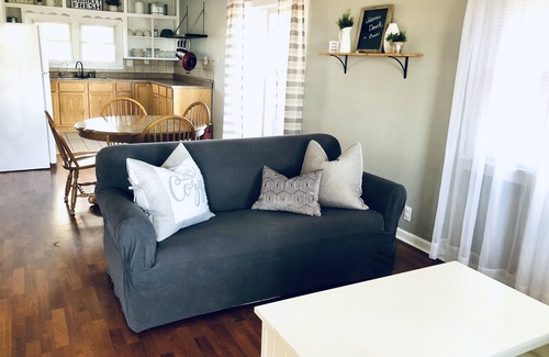 Hutchinson Casa | Cozy Country Cottage is family friendly, small taste of country close to town.