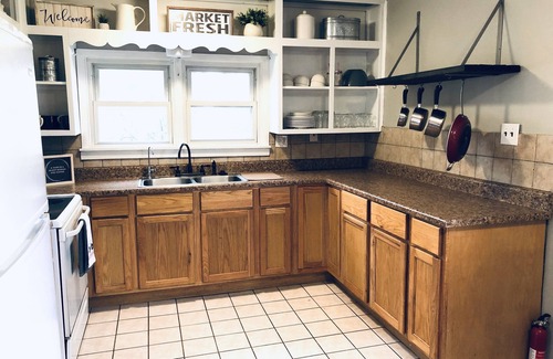 Hutchinson Casa | Cozy Country Cottage is family friendly, small taste of country close to town.