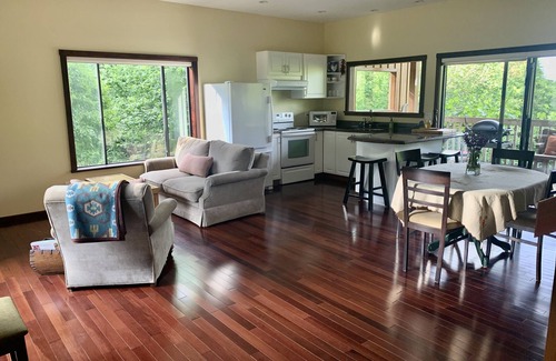 Saanich Otro | Cozy Country Farmhouse
