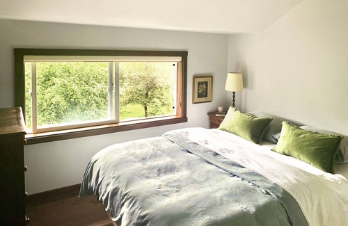 Saanich Otro | Cozy Country Farmhouse