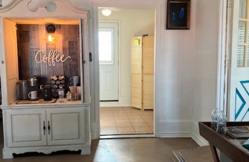 Brenham Cabaña | Cozy country guesthouse