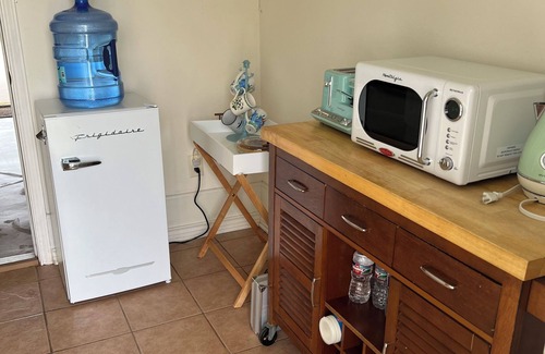 Brenham Cabaña | Cozy country guesthouse