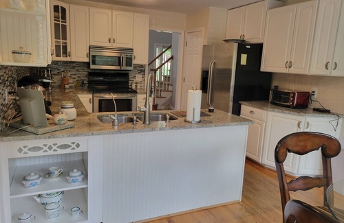 Woodstock Casa | Cozy Country Home with 5 Bedrooms 4 Baths and Swimming Pool